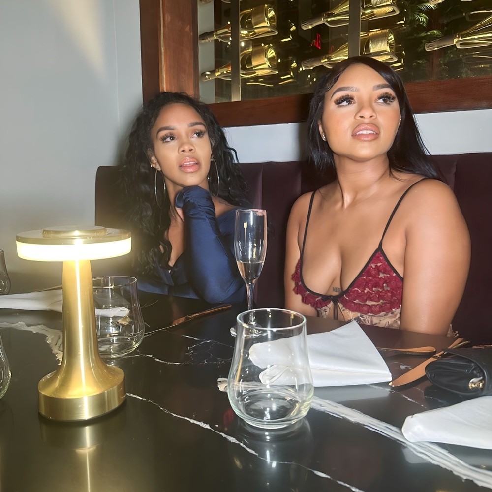 Meet your Poshers, Ivori and Ivoire